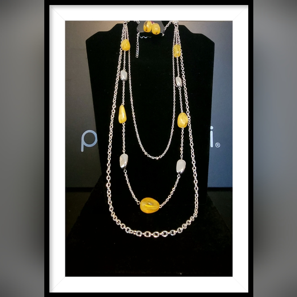 Paparazzi Jewelry Vacay Mode Necklace and Earring Set.